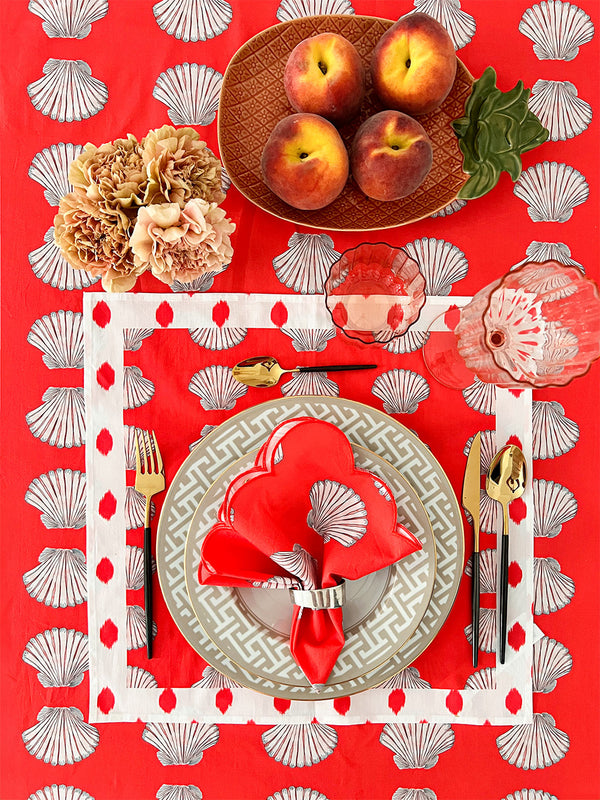 Elegant dining table featuring the shells and dots ruffle tablecloth