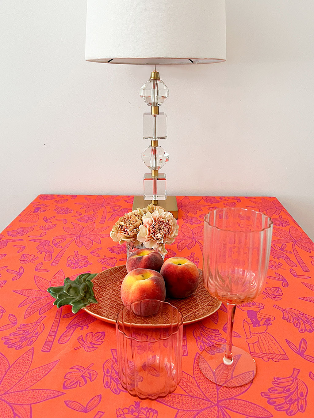 Elegant table setting with tropical Colombia linen and crystal lamp