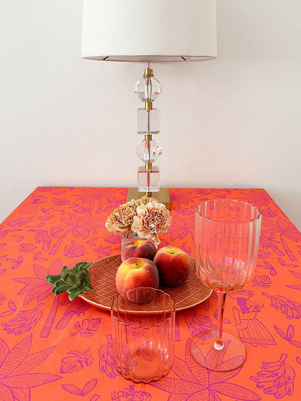 Elegant table setting with tropical Colombia linen and crystal lamp