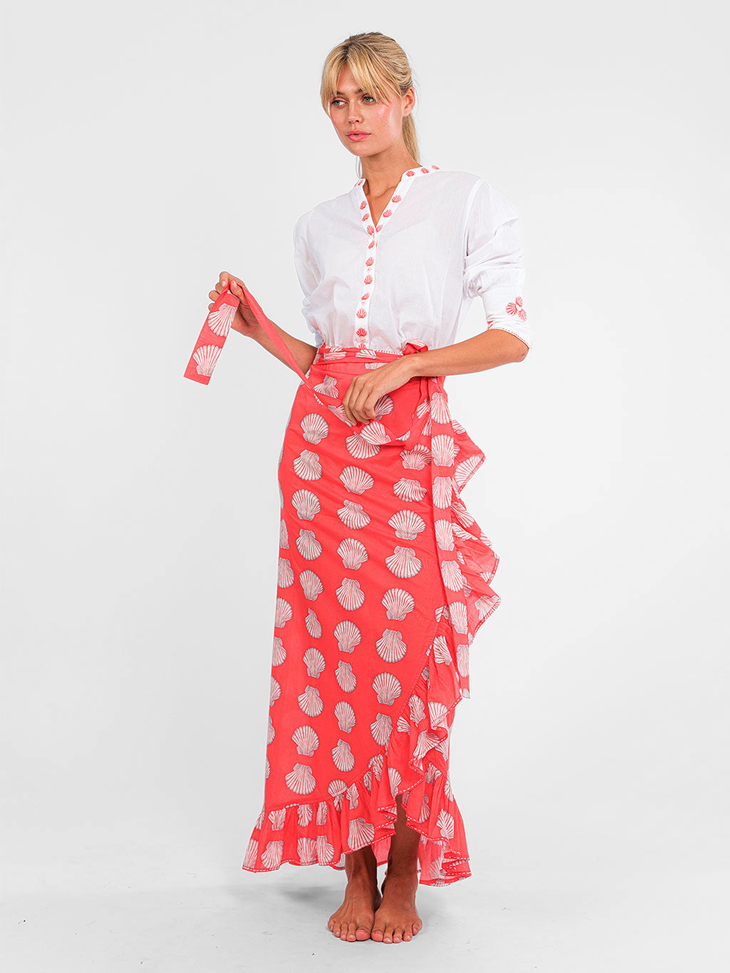 Elegant maritime look with a long ruffle wrap skirt and white blouse