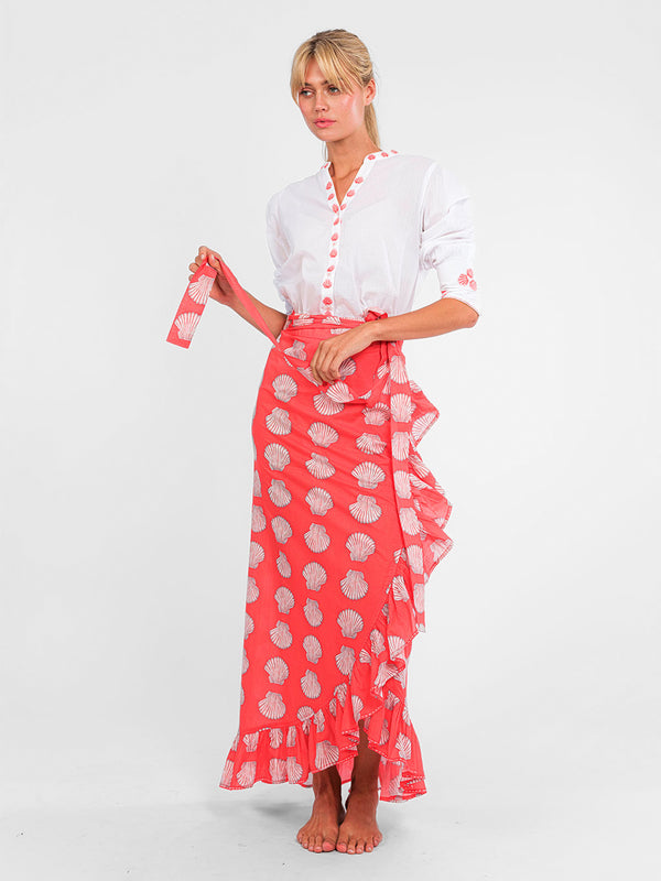 Elegant maritime look with a long ruffle wrap skirt and white blouse