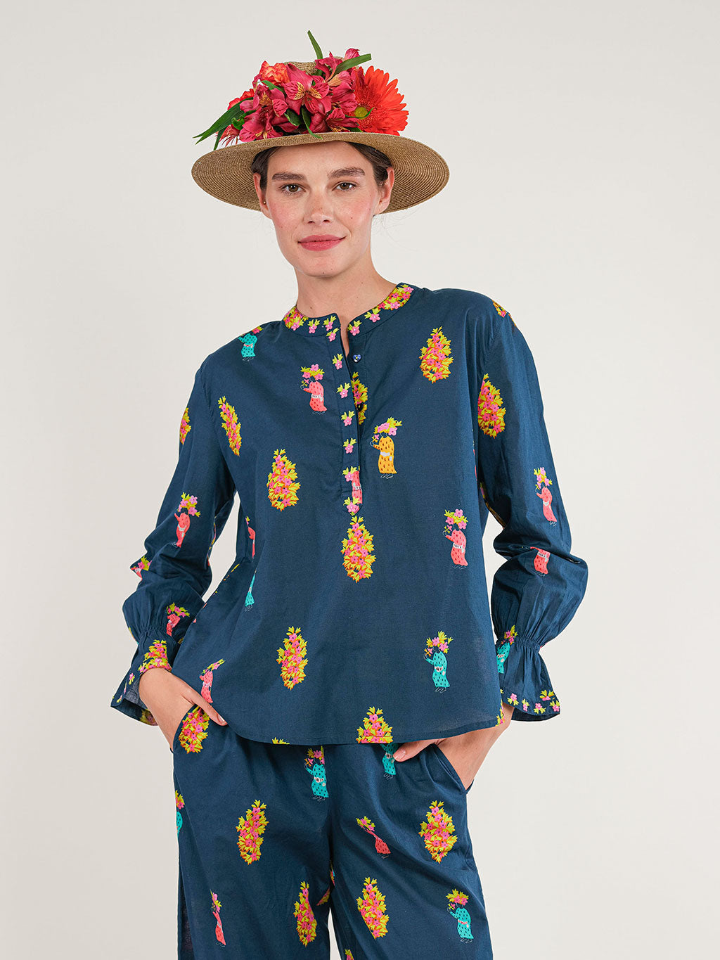 Broom Blouse Flowerbunch on Navy