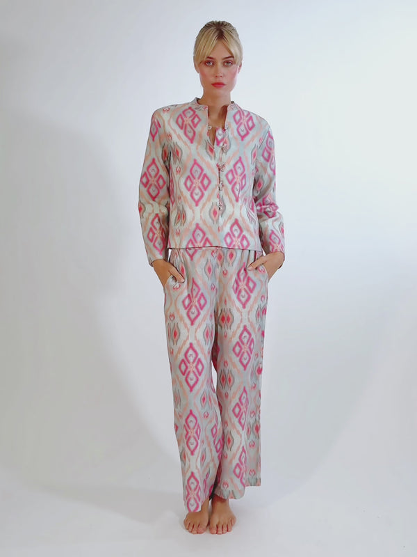 Video of a model showcasing the fluid movement and sophisticated, easy fit of the Fennel linen pants in a resort setting.