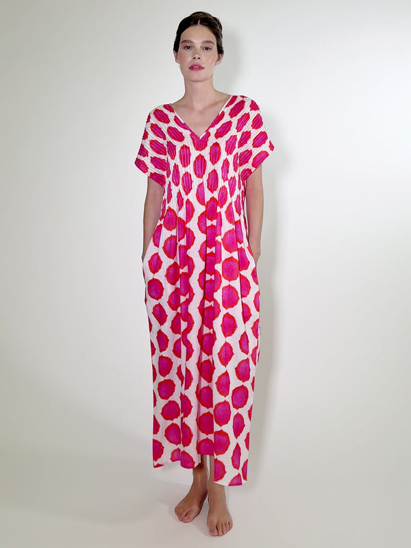 Video of the modern oversized linen maxi dress for a dramatic summer look