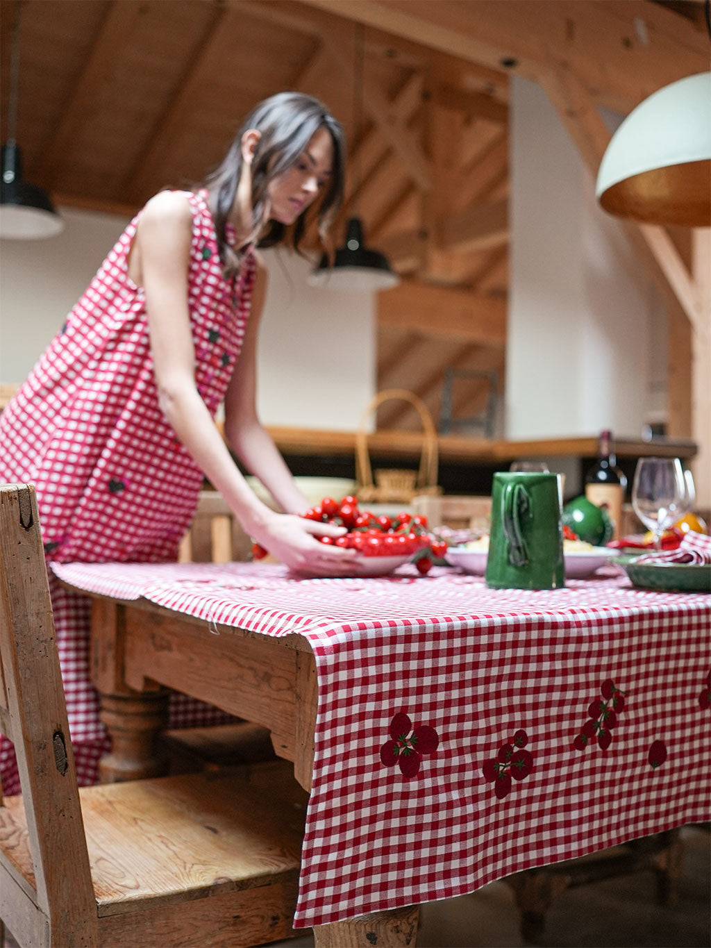 The ultimate summer must-have: Nimo’s sustainable gingham dress with Mediterranean motifs for a head-turning, easy-wear look.