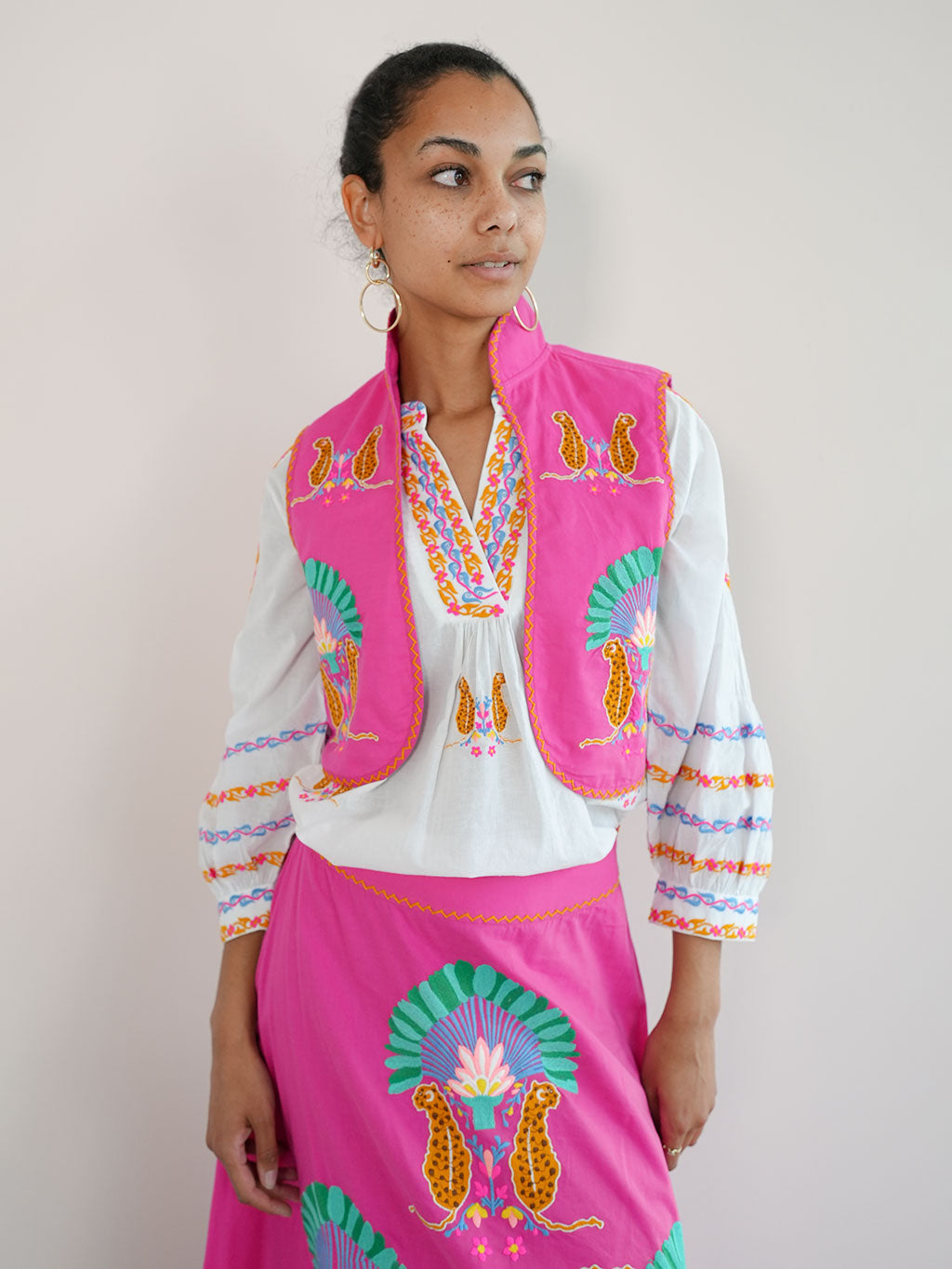 Cumin Vest Leo Embroidery on Pink