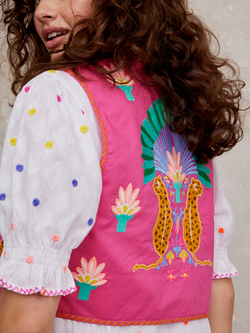 Cumin Vest Leo Embroidery on Pink