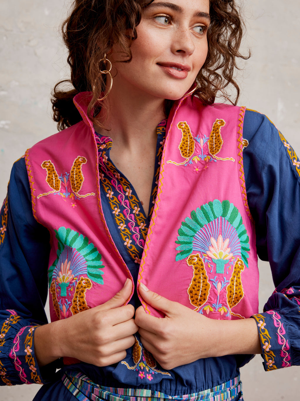 Cumin Vest Leo Embroidery on Pink