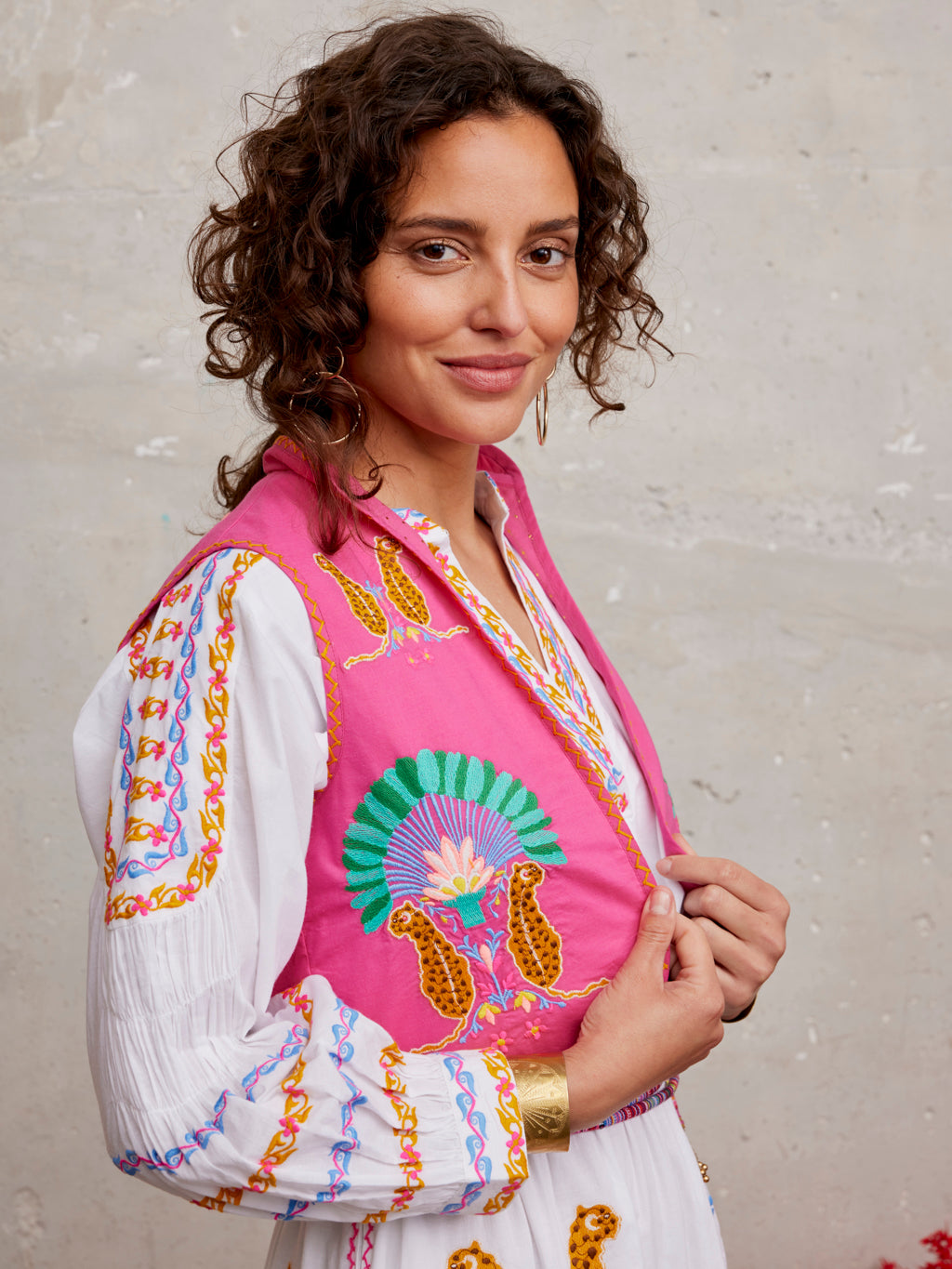 Cumin Vest Leo Embroidery on Pink