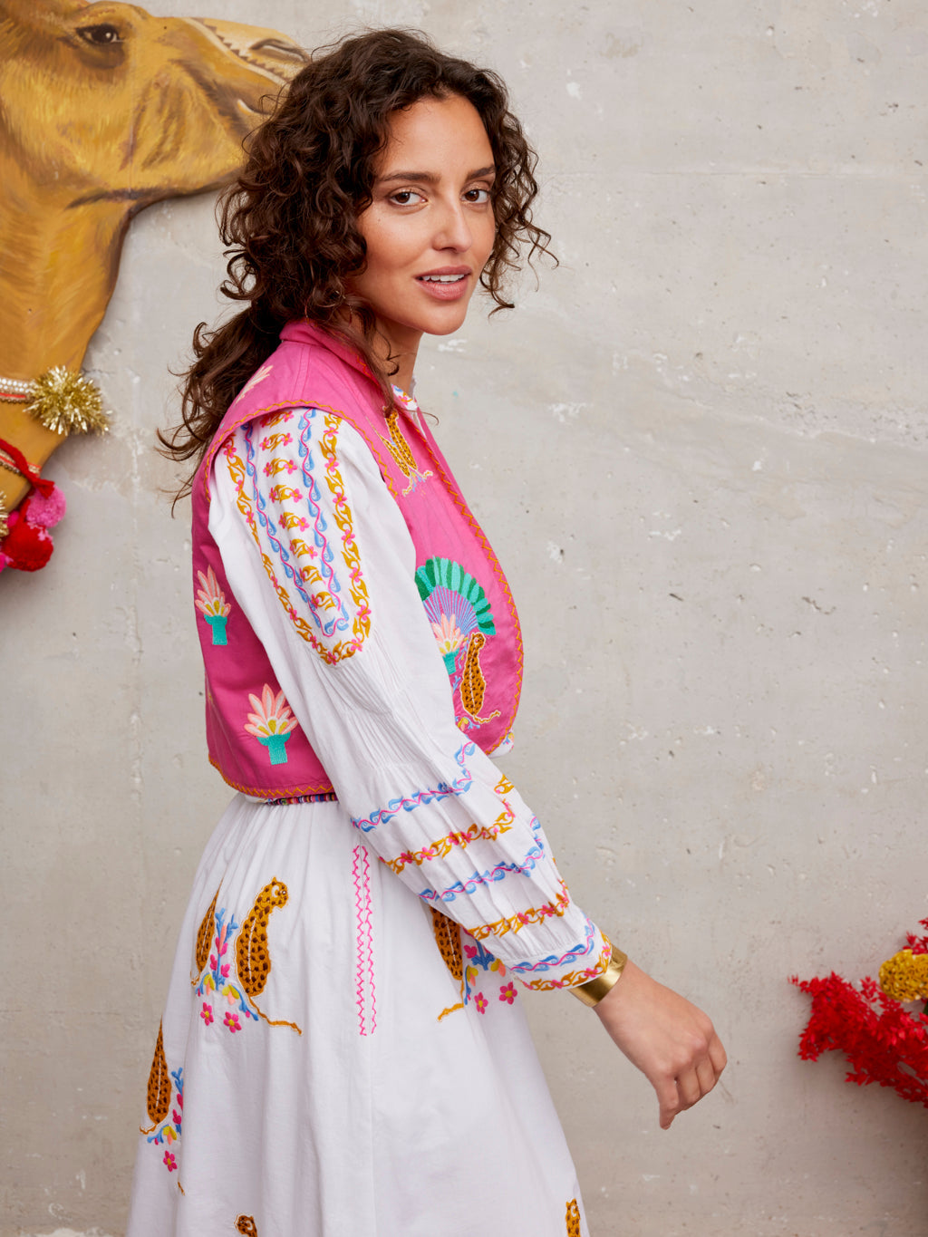 Cumin Vest Leo Embroidery on Pink