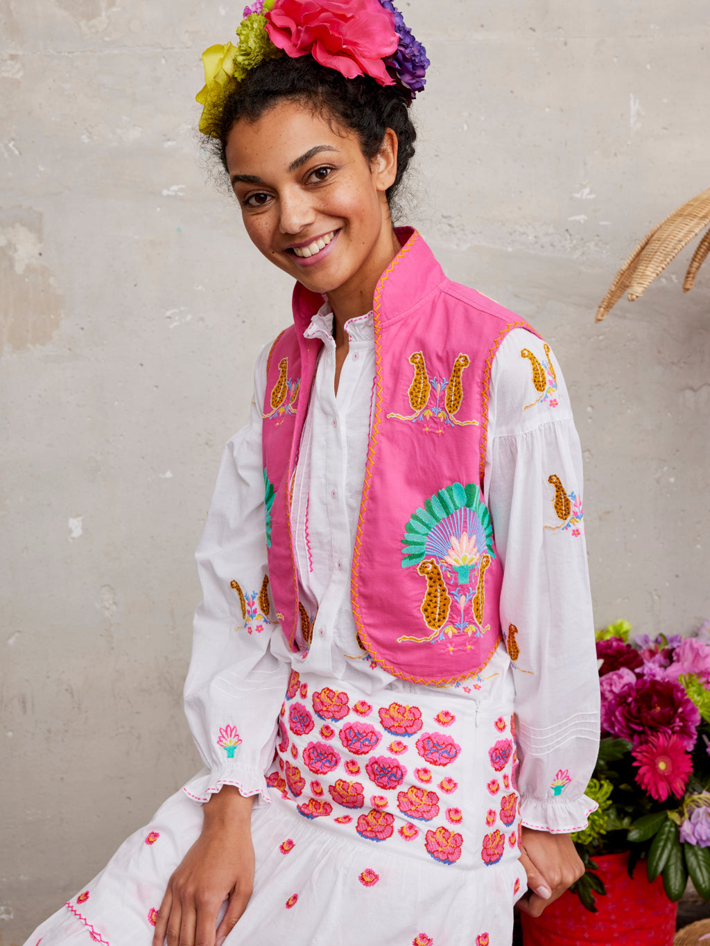 Cumin Vest Leo Embroidery on Pink