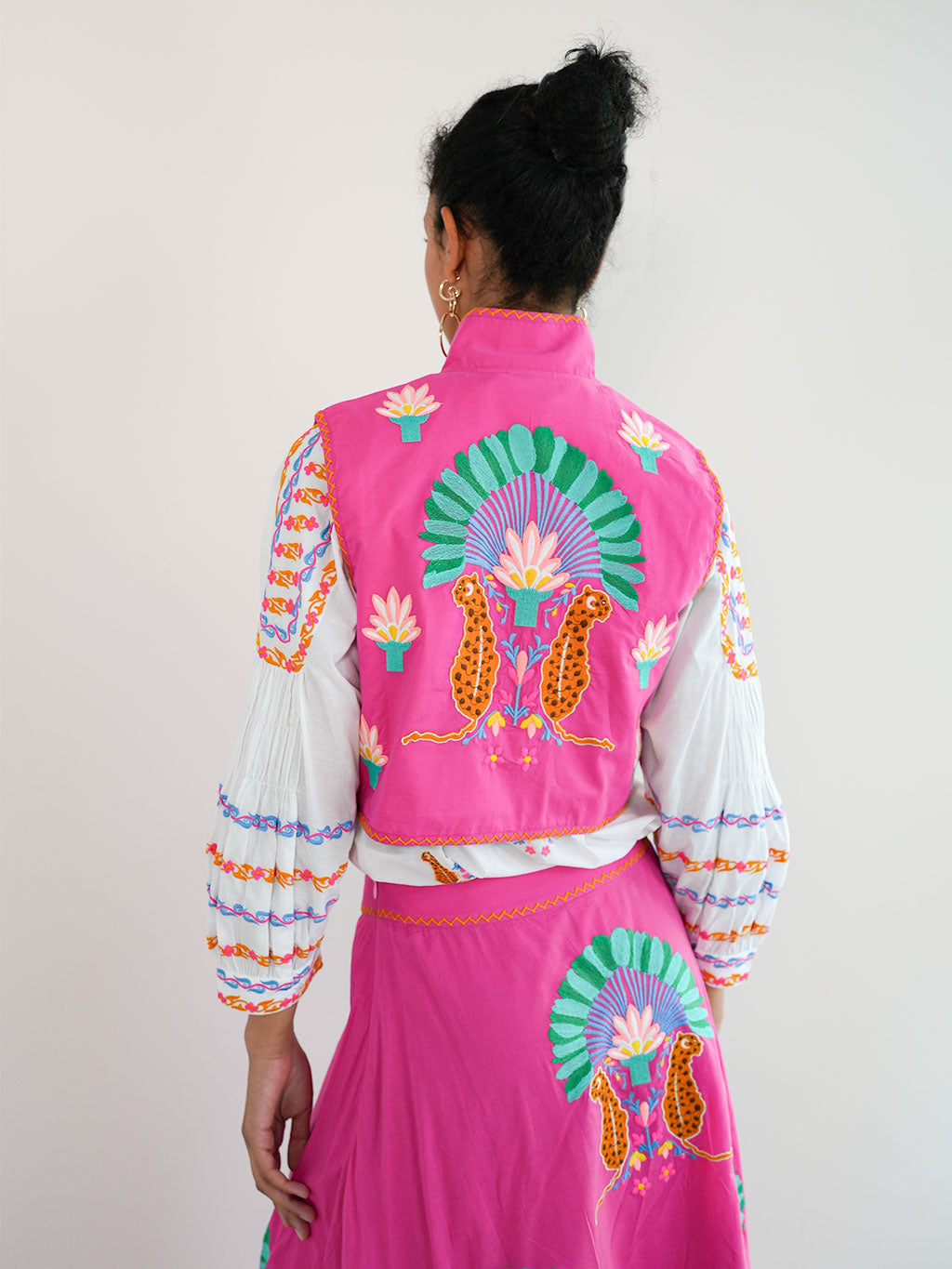 Cumin Vest Leo Embroidery on Pink
