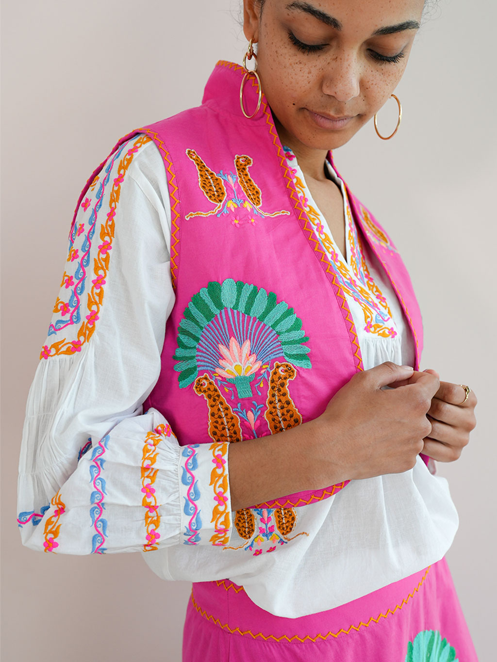 Cumin Vest Leo Embroidery on Pink