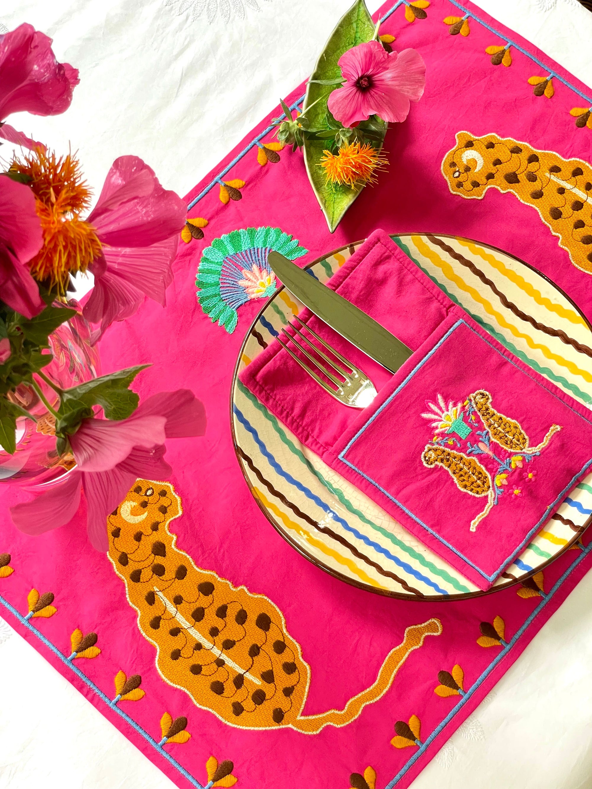 Placemat Leo Embroidery on Pink
